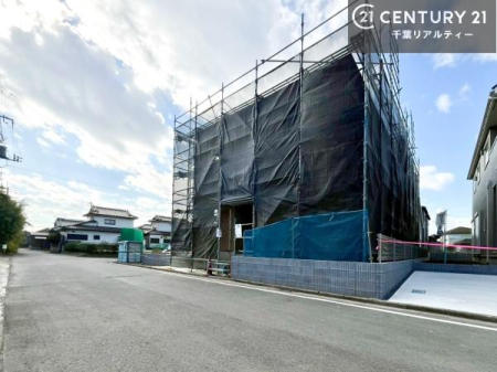 �O�ʓ��H�܂ތ��n�ʐ^ �O�ʓ��H�͍L�X�Ƃ��Ă���A�Ԃ̏o����������N���N�B�J�������ӂ�闧�n�ŁA���S���ĕ�点��Z�܂��ł��B