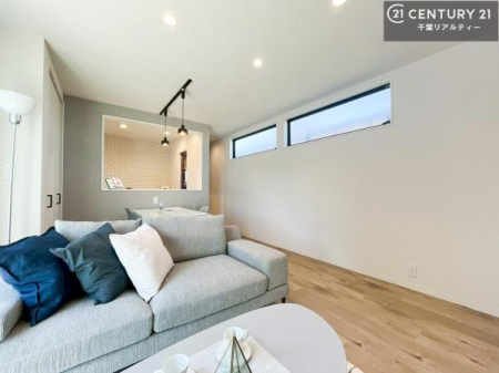 ���r���O �傫�ȑ����炽���Ղ�̗z���������閾�邢���r���O�B�J�����̂��郊�r���O�ŉƑ��c���̂��났�̎��Ԃ��߂����܂��B