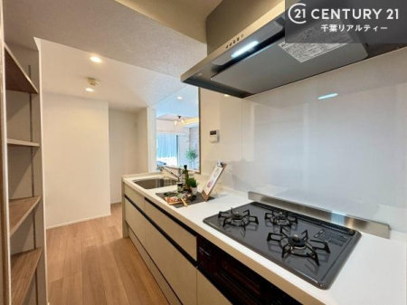 �L�b�`�� ��Ƃ肠�钲���X�y�[�X�ō�Ƃ����₷�����K�ȃL�b�`���ł��I
���q�l�ƈꏏ�ɂ��َq������y���߂�L�X�X�y�[�X�ł��B�y�����������ԂɂȂ肻���ł��ˁI