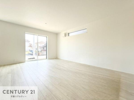 ���d�l�ʐ^(���r���O�j �傫�ȑ����炽���Ղ�̗z���������閾�邢���r���O�B�J�����̂��郊�r���O�ŉƑ��c���̂��났�̎��Ԃ��߂����܂��B