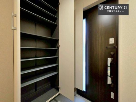 ���� �V���[�Y�{�b�N�X�t���Ȃ̂ŁA���ւ��Еt�����|�������₷���ł��I
�X�b�L���������ւŌ˂��J�����u�ԁA�������̂���S�n������Ԃ��o�}���Ă���܂��B
