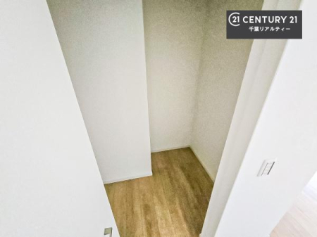 ���[ �E�H�[�N�C���N���[�[�b�g�t���ł��B��������̂��m���Ȃǂ����[���Ă��������ł��ˁI���ɂ���@�������ȂǋG�ߕ��̑傫�ȉƓd�����[�ł��܂��B