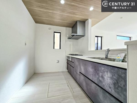 �L�b�`�� ��Ƃ肠�钲���X�y�[�X�ō�Ƃ����₷�����K�ȃL�b�`���ł��I
���q�l�ƈꏏ�ɂ��َq������y���߂�L�X�X�y�[�X�ł��B�y�����������ԂɂȂ肻���ł��ˁI