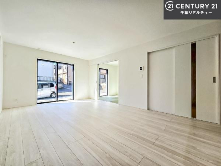 ���r���O ��؂ȉƑ����W�܂邩�炱��LDK�ɂ͂�����肽���B
�q�����������C�ɏ΂��Ȃ��瑖�����Ă���p�����������u�L���Ƃɂ��ėǂ������v�Ǝv���u�Ԃł��B