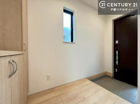 ���� ���ւ̃V���[�Y�{�b�N�X�́A���[�͗ǍD�ŌC���������萮���ł��邾���łȂ��A�㕔������I�Ƃ��Ċ��p�\�B���C�ɓ���̏�����O���[����u���΁A���q���}���邨�����ȋ�ԂɎd�オ��܂��I