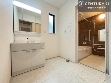 ���ʑ�E���ʏ� �O�ʋ��d�l�̐��ʏ��́A�g�����Ȃ݂����₷������I���͎��[�ɂȂ��Ă��܂��B�h���C���[�₨���ϓ����Еt������̂Ő��ʑ������X�b�L���ƌ����邱�Ƃ��o���܂��I