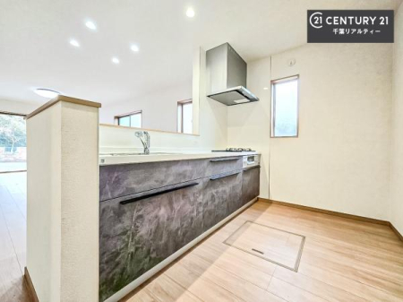 �L�b�`�� ��l�C�̑Ζʎ��V�X�e���L�b�`�����̗p���Ă��܂��I���Ƒ��̃R�~���j�P�[�V���������R�Ƒ�����݌v�ł��B
���q�l�ɂ��ڂ��͂��̂Ŋ������ł��ˁB�L�X�g���ĉ��K�ɍ�Ƃ��i�݂܂��B