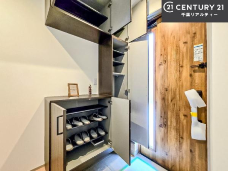 ���� �V���[�Y�{�b�N�X�t���Ȃ̂ŁA���ւ��Еt�����|�������₷���ł��I
�X�b�L���������ւŌ˂��J�����u�ԁA�������̂���S�n������Ԃ��o�}���Ă���܂��B
