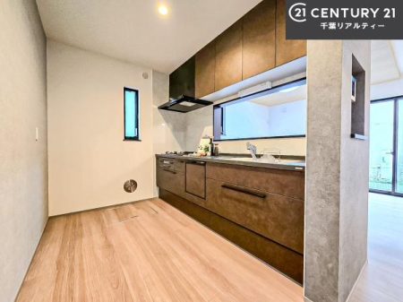 �L�b�`�� ��l�C�̑Ζʎ��V�X�e���L�b�`�����̗p���Ă��܂��I���Ƒ��̃R�~���j�P�[�V���������R�Ƒ�����݌v�ł��B
���q�l�ɂ��ڂ��͂��̂Ŋ������ł��ˁB�L�X�g���ĉ��K�ɍ�Ƃ��i�݂܂��I