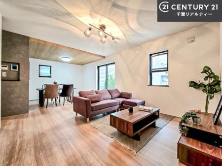 ���r���O �傫�ȑ����炽���Ղ�̗z���������閾�邢���r���O�B�J�����̂��郊�r���O�ŉƑ��c���̂��났�̎��Ԃ��߂����܂��B