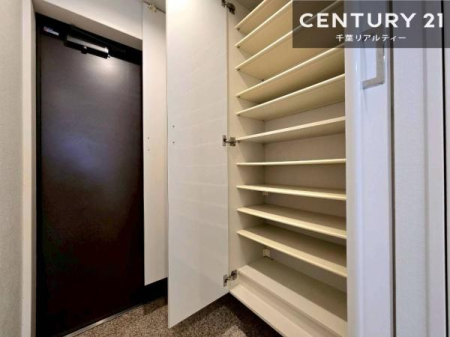 ���� �V���[�Y�{�b�N�X�t���Ȃ̂ŁA���ւ��Еt�����|�������₷���ł��I
�X�b�L���������ւŌ˂��J�����u�ԁA�������̂���S�n������Ԃ��o�}���Ă���܂��B
