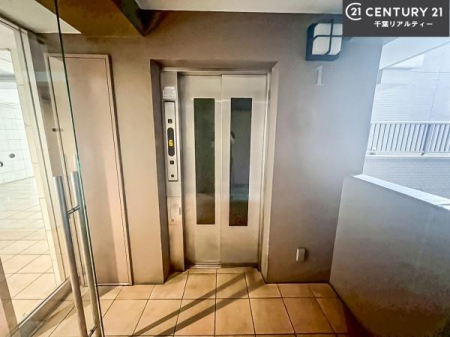 ���̑����p�� �G���x�[�^�[�����̃}���V�����ŁA�d���ו���x�r�[�J�[�̈ړ������K�B�����̐��������X���[�Y�ɂȂ�܂��B