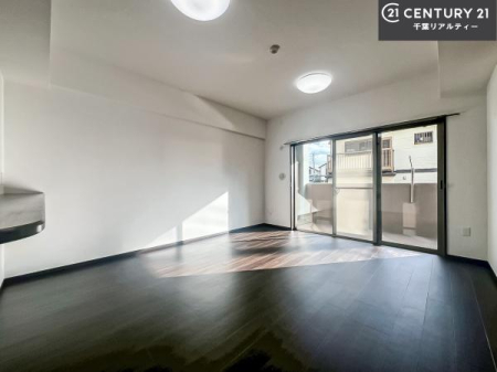 ���r���O �傫�ȑ����炽���Ղ�̗z���������閾�邢���r���O�B�J�����̂��郊�r���O�ŉƑ��c���̂��났�̎��Ԃ��߂����܂��B