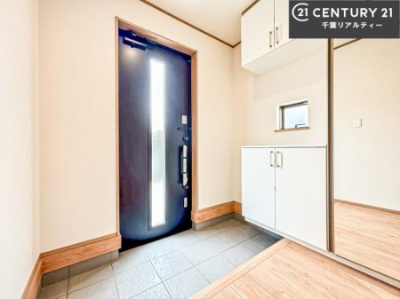 ���� �V���[�Y�{�b�N�X�t���Ȃ̂ŁA���ւ��Еt�����|�������₷���ł��I
�X�b�L���������ւŌ˂��J�����u�ԁA�������̂���S�n������Ԃ��o�}���Ă���܂��B
