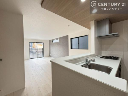 �L�b�`�� �I�V�����ȃ|�b�v�A�b�v�V�䂪�|�C���g�̃L�b�`���B���肰�Ȃ����s���ƏƖ��̌��ʂŁA��ԑS�̂����������N��̕��͋C�ɁB�������Ԃ������Ɗy�����Ȃ閣�͓I�ȃf�U�C���ł��B