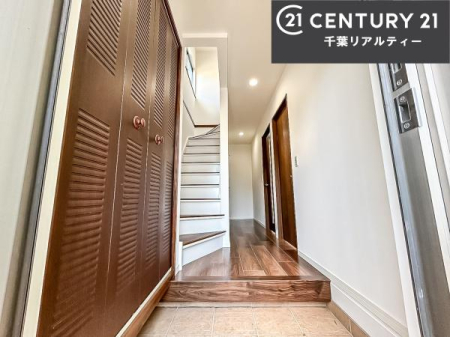 ���� �V���[�Y�{�b�N�X�t���Ȃ̂ŁA���ւ��Еt�����|�������₷���ł��I
�X�b�L���������ւŌ˂��J�����u�ԁA�������̂���S�n������Ԃ��o�}���Ă���܂��B

