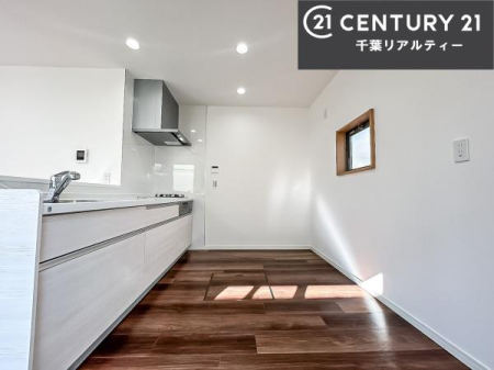 �L�b�`�� ��Ƃ肠�钲���X�y�[�X�ō�Ƃ����₷�����K�ȃL�b�`���ł��I
���q�l�ƈꏏ�ɂ��َq������y���߂�L�X�X�y�[�X�ł��B���[���L�x�Ȃ̂ł�������Ƃ�����ԂŒ������ł������ł��ˁB