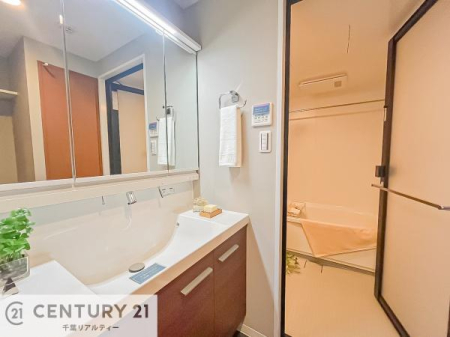 ���ʑ�E���ʏ� �O�ʋ��d�l�̐��ʏ��́A�g�����Ȃ݂����₷������I���͎��[�ɂȂ��Ă��܂��B�h���C���[�₨���ϓ����Еt������̂Ő��ʑ������X�b�L���ƌ����邱�Ƃ��o���܂��I