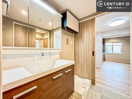 ���ʑ�E���ʏ� �O�ʋ��d�l�̐��ʏ��́A�g�����Ȃ݂����₷������I���͎��[�ɂȂ��Ă��܂��B�h���C���[�₨���ϓ����Еt������̂Ő��ʑ������X�b�L���ƌ����邱�Ƃ��o���܂��I