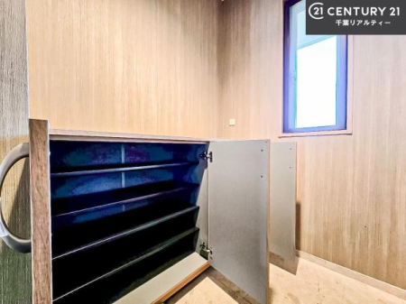 ���� �V���[�Y�{�b�N�X�t���Ȃ̂ŁA���ւ��Еt�����|�������₷���ł��I
�X�b�L���������ւŌ˂��J�����u�ԁA�������̂���S�n������Ԃ��o�}���Ă���܂��B

