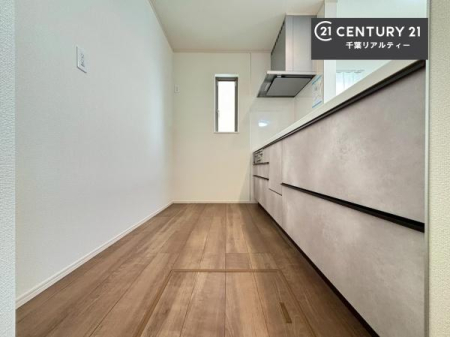 �L�b�`�� �R�����͎O������̂ł������̓����i�s���ł��܂��B
�������O�����t���ł��B�����X�y�[�X���L�X���Ă���׍�Ƃ����₷���I�g�����肪�ǂ��V�X�e���L�b�`���ł��I