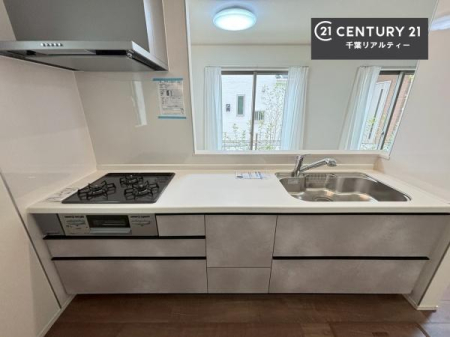 �L�b�`�� �L�b�`���ɂ͏���������A���R������荞�݂Ȃ��犷�C���X���[�Y�B���邭���K�Ȓ�����Ԃ��������Ă��܂��B���C����������ł��܂��I