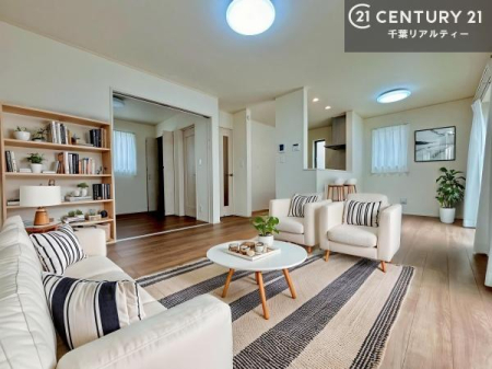 ���r���O �Ƌ��CG�p�[�X�ł��B�S�n�ǂ����r���O�͉Ƒ������R�ƏW�܂�܂��B�Ƒ��c�R�̎��Ԃ����������ł��B���Ƒ��ƁA����w�[���������Ԃ��߂��������ł��ˁB���邭�J���I�ȋ�Ԃł��B