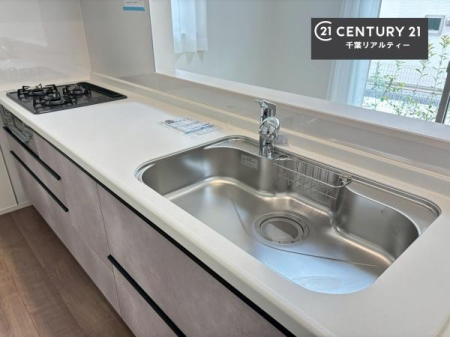 �L�b�`�� ���C�h�ȃV���N�ł��ˁI�������˂ɂ������������₷���Ǝ����y�X�d�l�̃V�X�e���L�b�`���ł��I
�f�U�C�����Ƌ@�\�������˂��L�b�`���Ő�����������܂��ˁI