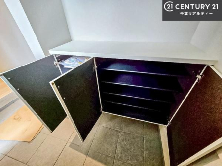 ���� �V���[�Y�{�b�N�X�t���Ȃ̂ŁA���ւ��Еt�����|�������₷���ł��I
�X�b�L���������ւŌ˂��J�����u�ԁA�������̂���S�n������Ԃ��o�}���Ă���܂��B
