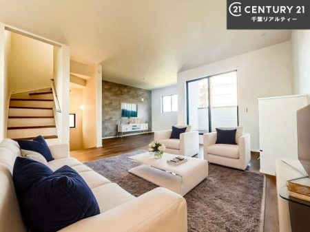 ���r���O �Ƌ��CG�p�[�X�ł��B��؂ȉƑ����W�܂邩�炱��LDK�ɂ͂�����肽���B
�q�����������C�ɏ΂��Ȃ��瑖�����Ă���p�����������u�L���Ƃɂ��ėǂ������v�Ǝv���u�Ԃł��B