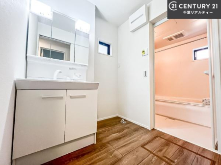 ���ʑ�E���ʏ� �O�ʋ��d�l�̐��ʏ��́A�g�����Ȃ݂����₷������I���͎��[�ɂȂ��Ă��܂��B�h���C���[�₨���ϓ����Еt������̂Ő��ʑ������X�b�L���ƌ����邱�Ƃ��o���܂��I