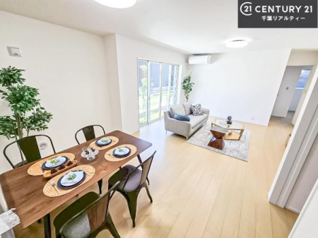 ���r���O �Ƌ��CG�p�[�X�ł��B��؂ȉƑ����W�܂邩�炱��LDK�ɂ͂�����肽���B
�q�����������C�ɏ΂��Ȃ��瑖�����Ă���p�����������u�L���Ƃɂ��ėǂ������v�Ǝv���u�Ԃł��B