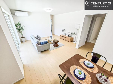 ���r���O �Ƌ��CG�p�[�X�ł��B�J�����̂���L�XLDK�I�\�t�@�[��_�C�j���O�e�[�u����u���Ă������ɂȂ�Ȃ��̂ŉ��K�ɉ߂����܂��I
�R�~���j�P�[�V���������₷�����邢���r���O�ł��I