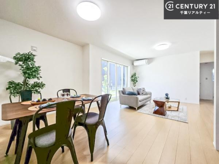 ���r���O �Ƌ��CG�p�[�X�ł��B�S�n�ǂ����r���O�͉Ƒ������R�ƏW�܂�܂��B�Ƒ��c�R�̎��Ԃ����������ł��B���Ƒ��ƁA����w�[���������Ԃ��߂��������ł��ˁB���邭�J���I�ȋ�Ԃł��B