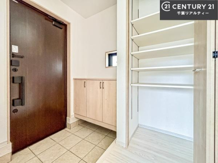 ���� �V���[�Y�{�b�N�X�t���Ȃ̂ŁA���ւ��Еt�����|�������₷���ł��I
�X�b�L���������ւŌ˂��J�����u�ԁA�������̂���S�n������Ԃ��o�}���Ă���܂��B
