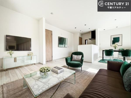 ���r���O �Ƌ��CG�p�[�X�ł��B�J�����̂���L�XLDK�I�\�t�@�[��_�C�j���O�e�[�u����u���Ă������ɂȂ�Ȃ��̂ŉ��K�ɉ߂����܂��I
�R�~���j�P�[�V���������₷�����r���O�ł��I