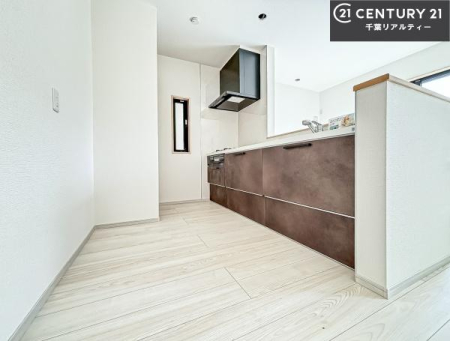 �L�b�`�� ��l�C�̑Ζʎ��V�X�e���L�b�`�����̗p���Ă��܂��I���Ƒ��̃R�~���j�P�[�V���������R�Ƒ�����݌v�ł��B
���q�l�ɂ��ڂ��͂��̂Ŋ������ł��ˁB���[�͂�����܂��I