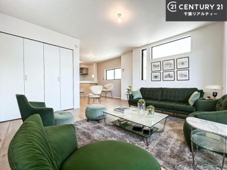 ���r���O �Ƌ��CG�p�[�X�ł��B�S�n�ǂ����r���O�͉Ƒ������R�ƏW�܂�܂��B�Ƒ��c�R�̎��Ԃ����������ł��B���Ƒ��ƁA����w�[���������Ԃ��߂��������ł��ˁB���邭�J���I�ȋ�Ԃł��B