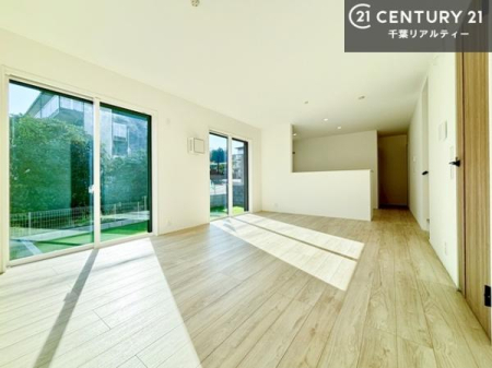 ���r���O �D�����z���܂肪���r���O����ł���ċ��S�n�̗ǂ���Ԃ����o���Ă���܂��I
���R�ƉƑ����W����b��������S�n�悢��ԁI