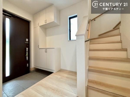 ���� ���ւ̃V���[�Y�{�b�N�X�́A���[�͗ǍD�ŌC���������萮���ł��邾���łȂ��A�㕔������I�Ƃ��Ċ��p�\�B���C�ɓ���̏�����O���[����u���΁A���q���}���邨�����ȋ�ԂɎd�オ��܂��I