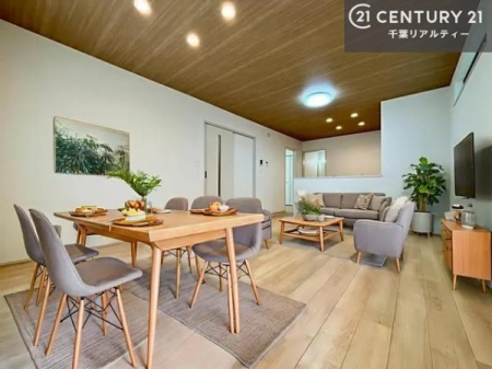 ���r���O �Ƌ��CG�p�[�X�ł��B��؂ȉƑ����W�܂邩�炱��LDK�ɂ͂�����肽���B
�q�����������C�ɏ΂��Ȃ��瑖�����Ă���p�����������u�L���Ƃɂ��ėǂ������v�Ǝv���u�Ԃł��B