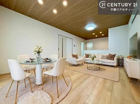 ���r���O �Ƌ��CG�p�[�X�ł��B
��؂ȉƑ����W�܂邩�炱��LDK�ɂ͂�����肽���B
�q�����������C�ɏ΂��Ȃ��瑖�����Ă���p�����������u�L���Ƃɂ��ėǂ������v�Ǝv���u�Ԃł��B