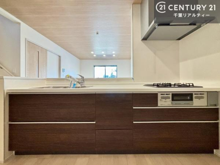 �L�b�`�� ��l�C�̑Ζʎ��V�X�e���L�b�`�����̗p���Ă��܂��I���Ƒ��̃R�~���j�P�[�V���������R�Ƒ�����݌v�ł��B
���q�l�ɂ��ڂ��͂��̂Ŋ������ł��ˁB�L�X�g���ĉ��K�ɍ�Ƃ��i�݂܂��B