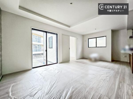 ���r���O �S�n�ǂ����r���O�͉Ƒ������R�ƏW�܂�܂��B�Ƒ��c�R�̎��Ԃ����������ł��B���Ƒ��ƁA����w�[���������Ԃ��߂��������ł��ˁB���邭�J���I�ȋ�Ԃł��B
