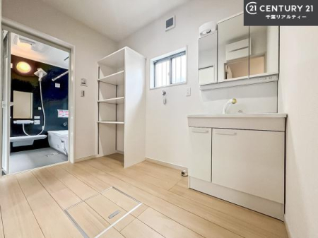 ���ʑ�E���ʏ� �O�ʋ��d�l�̐��ʏ��́A�g�����Ȃ݂����₷������I���͎��[�ɂȂ��Ă��܂��B�h���C���[�₨���ϓ����Еt������̂Ő��ʑ������X�b�L���ƌ����邱�Ƃ��o���܂��I