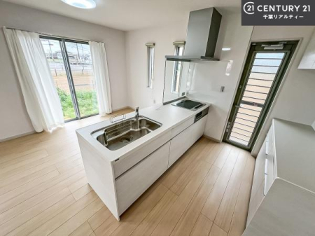 �L�b�`�� ��l�C�̑Ζʎ��V�X�e���L�b�`�����̗p���Ă��܂��I���Ƒ��̃R�~���j�P�[�V���������R�Ƒ�����݌v�ł��B
���q�l�ɂ��ڂ��͂��̂Ŋ������ł��ˁB���[�͂�����܂��I