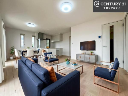 ���r���O �Ƌ��CG�p�[�X�ł��B��؂ȉƑ����W�܂邩�炱��LDK�ɂ͂�����肽���B
�q�����������C�ɏ΂��Ȃ��瑖�����Ă���p�����������u�L���Ƃɂ��ėǂ������v�Ǝv���u�Ԃł��B