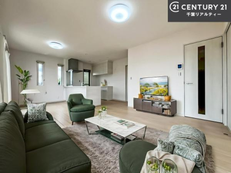 ���r���O �Ƌ��CG�p�[�X�ł��B�傫�ȑ����炽���Ղ�̗z���������閾�邢���r���O�B�J�����̂��郊�r���O�ŉƑ��c���̂��났�̎��Ԃ��߂����܂��B