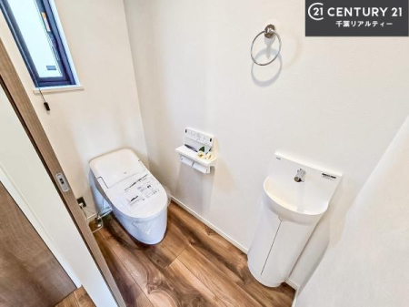 �g�C�� �������֍��ɂ��A�~��͕֍����g�����ł���̂ŗ₽���֍��ɍ��炸�ɍςފ������d�l�ł��I�V���v���ȃJ���[����Ƃ��Ă���̂ŁA������ꂪ���₷���ł��B