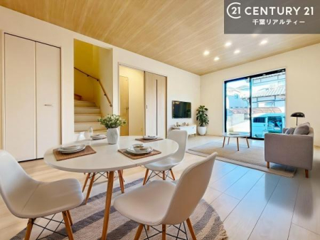 ���r���O �Ƌ��CG�p�[�X�ł��B��؂ȉƑ����W�܂邩�炱��LDK�ɂ͂�����肽���B
�q�����������C�ɏ΂��Ȃ��瑖�����Ă���p�����������u�L���Ƃɂ��ėǂ������v�Ǝv���u�Ԃł��B